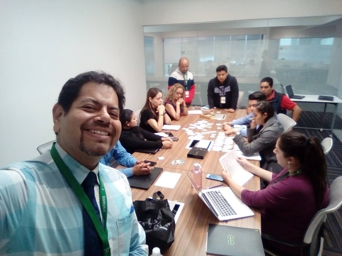 Coach Gabo con grupo de participantes