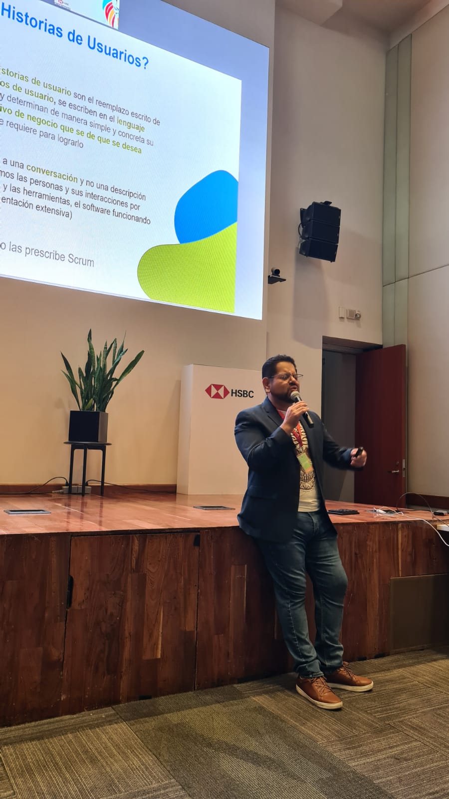 Coach Gabo facilitando taller en HSBC